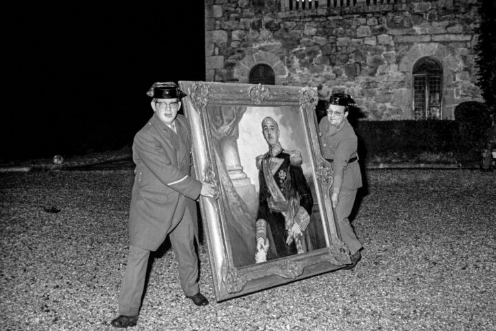 Un fortuito incendio en el pazo de Meirás obligó a descolgar los penúltimos vestigios de la iconografía franquista. © Xosé Castro