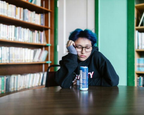 El equipo de profesores y alumnos de la URJC investigó el consumo de bebidas energizantes en estudiantes universitarios.