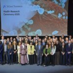 Foto de familia de representantes de la Fundación la Caixa junto a los investigadores e investigadoras seleccionados en la convocatoria de Investigación Biomédica en Salud 2025.