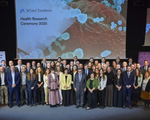 Foto de familia de representantes de la Fundación la Caixa junto a los investigadores e investigadoras seleccionados en la convocatoria de Investigación Biomédica en Salud 2025.