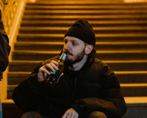 Ciertos tipos de fibra dietética no solo mejoran la salud intestinal, sino que también pueden disminuir significativamente el deseo de consumir alcohol. Pexels