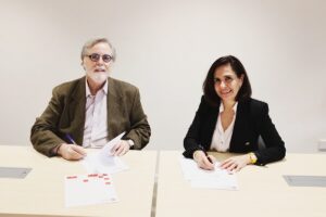 Miguel López-Quesada, presidente de Dircom, y Mariló Martínez, decana de la facultad de CC Económicas, Empresariales y de la Comunicación de la Universidad Europea, al momento de la firma del convenio.