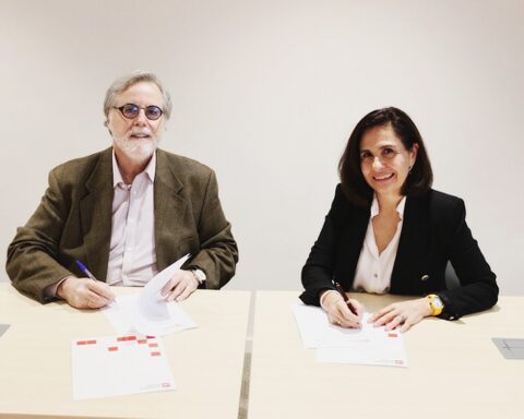 Miguel López-Quesada, presidente de Dircom, y Mariló Martínez, decana de la facultad de CC Económicas, Empresariales y de la Comunicación de la Universidad Europea, al momento de la firma del convenio.