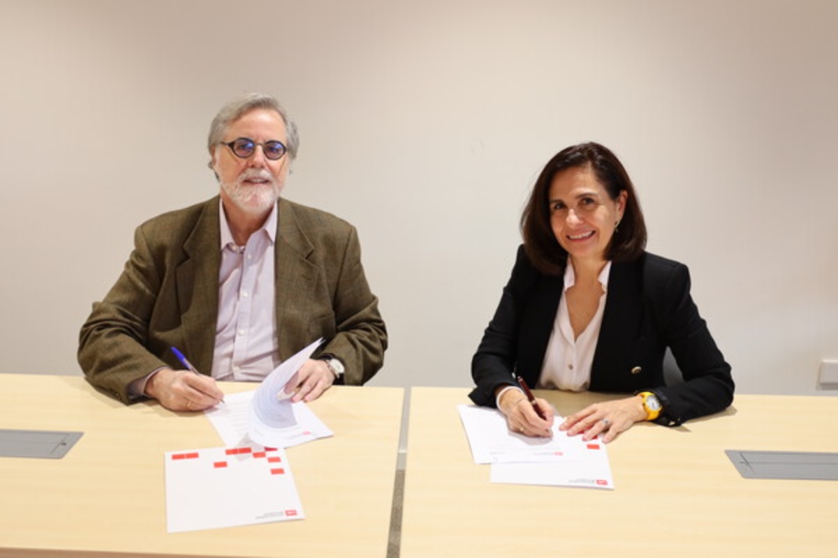 Miguel López-Quesada, presidente de Dircom, y Mariló Martínez, decana de la facultad de CC Económicas, Empresariales y de la Comunicación de la Universidad Europea, al momento de la firma del convenio.
