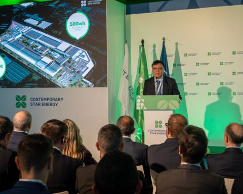 Andy Wu, consejero delegado de la 'joint venture' creada por CATL y Stellantis, Contemporary Star Energy (CSE), en el acto de colocación de la piedra fundamental de la megafactoría de baterías.