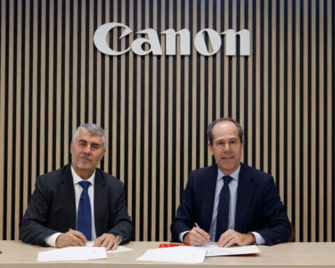 Javier Tabernero y Miguel Ángel Oliver, durante la firma del convenio entre Canon y EFE para conceder becas para nuevas narrativas.
