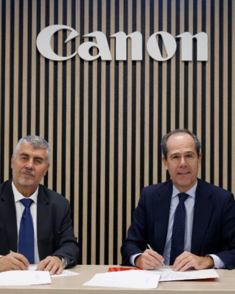 Javier Tabernero y Miguel Ángel Oliver, durante la firma del convenio entre Canon y EFE para conceder becas para nuevas narrativas.