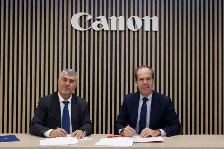 Javier Tabernero y Miguel Ángel Oliver, durante la firma del convenio entre Canon y EFE para conceder becas para nuevas narrativas.