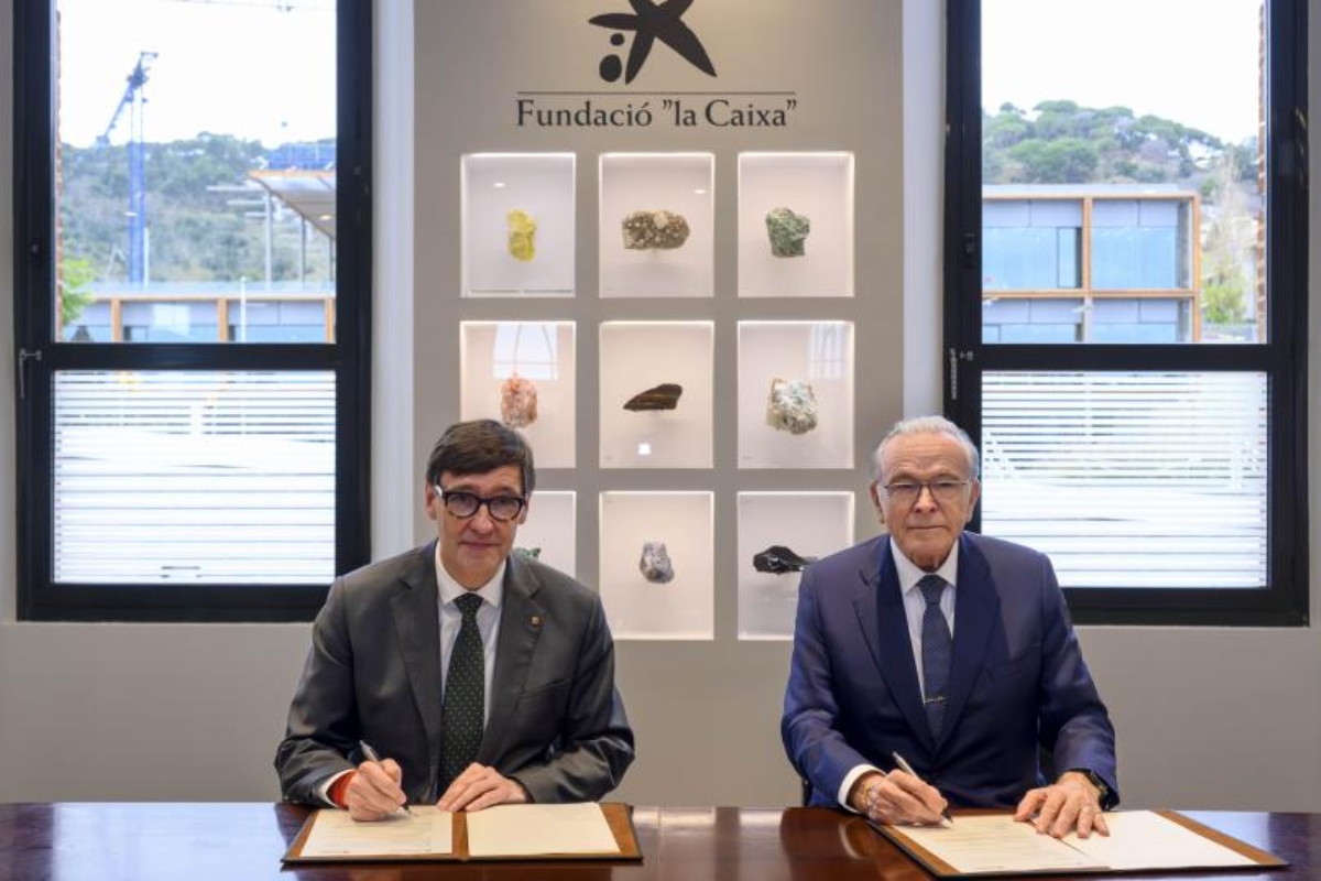 El presidente de la Generalitat de Cataluña, Salvador Illa, y el presidente de la Fundación ”la Caixa”, Isidro Fainé.