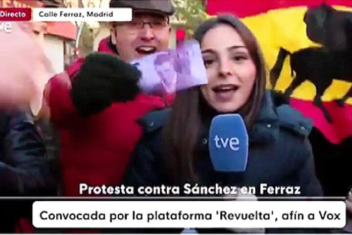 Acoso a la periodista de RTVE Laura Pavía en la manifestación frente a la sede del PSOE en calle Ferraz
