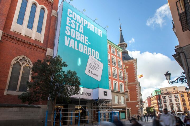 La campaña No compartas más de la cuenta es la primera colaboración de marketing de influencers entre Bizum y Es muy Heavy.