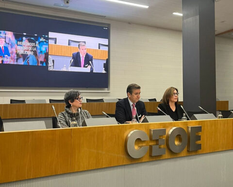 Elia Méndez, Javier Calderón y Maite Rodríguez en el IV Foro de la Publicidad que organizaron La Fede y CEOE.