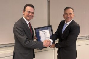 El Consejero delegado de Enagás (a la izquierda), Arturo Gonzalo, recoge la certificación en Gestión de Riesgos de manos del Consejero Delegado de AENOR, Rafael García Meiro.