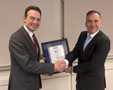 El Consejero delegado de Enagás (a la izquierda), Arturo Gonzalo, recoge la certificación en Gestión de Riesgos de manos del Consejero Delegado de AENOR, Rafael García Meiro.