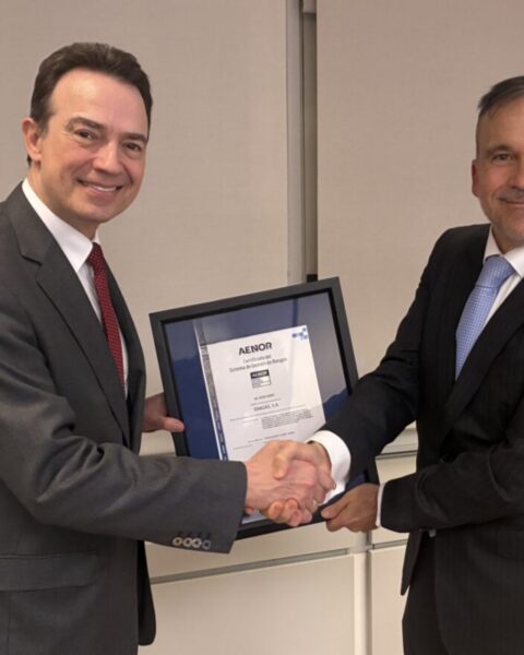 El Consejero delegado de Enagás (a la izquierda), Arturo Gonzalo, recoge la certificación en Gestión de Riesgos de manos del Consejero Delegado de AENOR, Rafael García Meiro.
