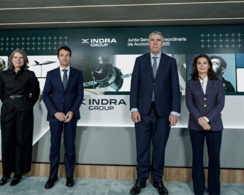 La Junta General Extraordinaria de Accionistas de Indra Group, para evaluar la compra de Hispasat se ha celebrado en la sede de la compañía en Alcobendas.