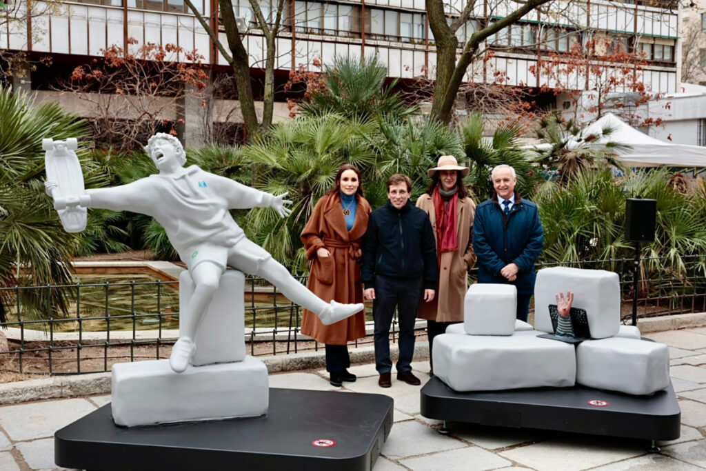 De izquierda a derecha: Paloma Segrelles, presidenta de fundaciónSOL; alcalde de Madrid, José Luis Martínez-Almeida; la autora de la escultura, Claudia Stilianopoulos; y Pedro Puig, presidente de Aldeas Infantiles SOS.