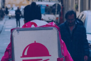 Los trabajadores de plataformas presentan estrés, fatiga y ansiedad, según un informe reciente.
