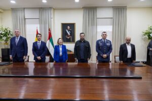 La firma del acuerdo entre Indra y Edge para fabricar drones militares.