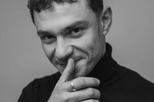 Luis María Maínez llega a Tapas Magazine después de una carrera como periodista cultural.