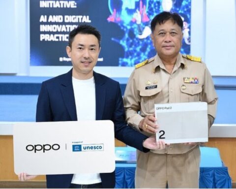 La entrega de algunas de las tablets que realizó OPPO a la UNESCO para escuelas de Asia y África.