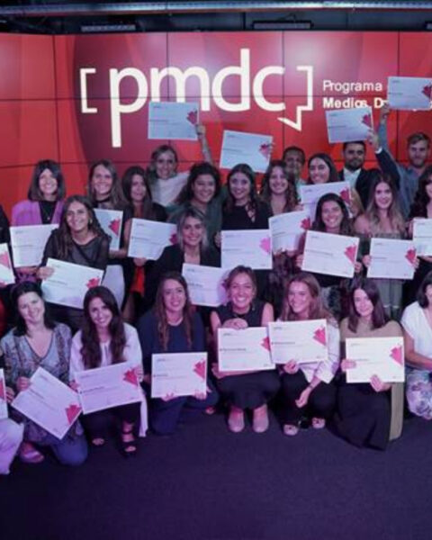 La entrega de diplomas de una edición anterior del programa en gestión de medios y contenidos.