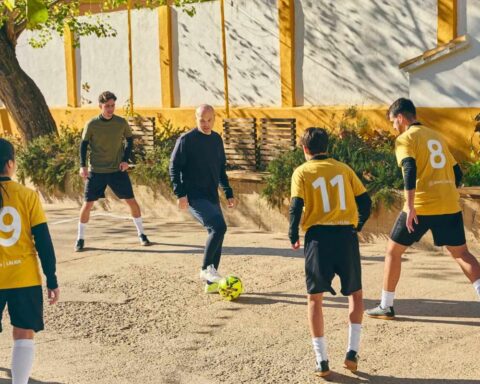 Tras la alianza entre Airbnb y LA LIGA Andrés Iniesta invita a un viajero y sus dos acompañantes a jugar al fútbol en su pieblo, Fuentealbilla.