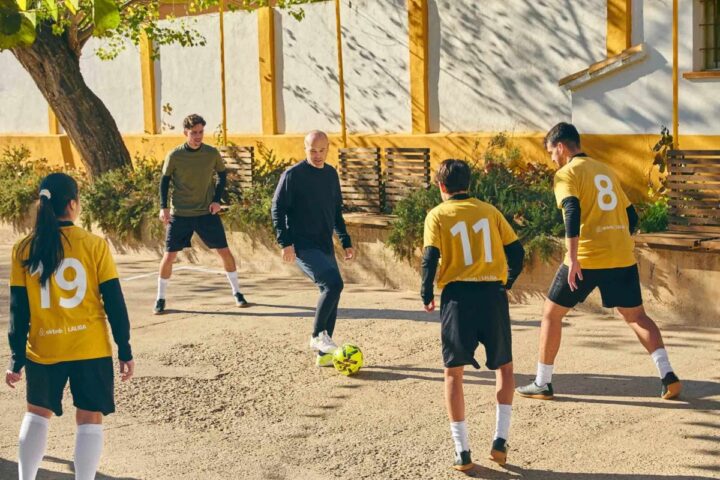 Tras la alianza entre Airbnb y LA LIGA Andrés Iniesta invita a un viajero y sus dos acompañantes a jugar al fútbol en su pieblo, Fuentealbilla.