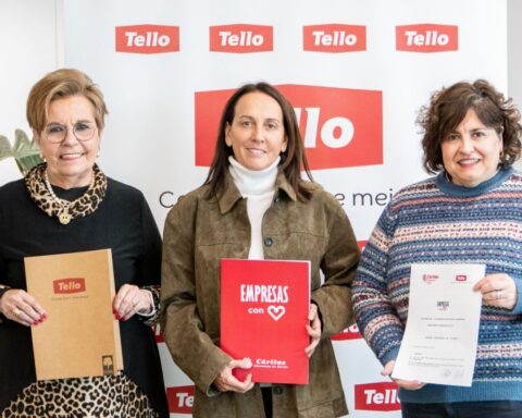 La firma del acuerdo solidario entre el Grupo Tello y Cáritas.