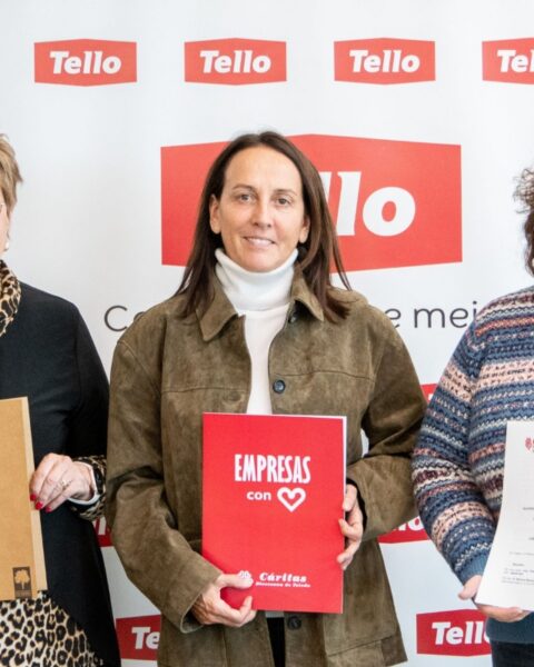 La firma del acuerdo solidario entre el Grupo Tello y Cáritas.