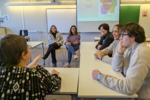 Algunos de los participantes en el programa Meetup! con las psicólogas que conducen el espacio de encuentro.