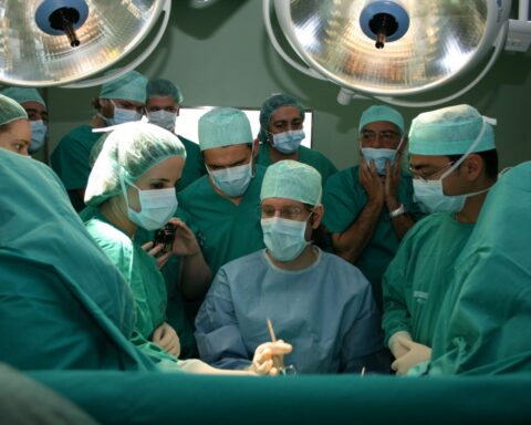 El equipo del Hospital Universitari Dexeus de Barcelona que realiza la cirugía de reconstrucción de clitoris.