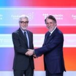 José Creuheras, presidente de Atresmedia y de la Fundación Atresmedia, y Enrique Goñi, presidente de Fundación Telefónica, sellaron el acuerdo de educación digital.