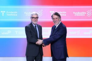 Jos&eacute; Creuheras, presidente de Atresmedia y de la Fundaci&oacute;n Atresmedia, y Enrique Go&ntilde;i, presidente de Fundaci&oacute;n Telef&oacute;nica, sellaron el acuerdo de educaci&oacute;n digital.