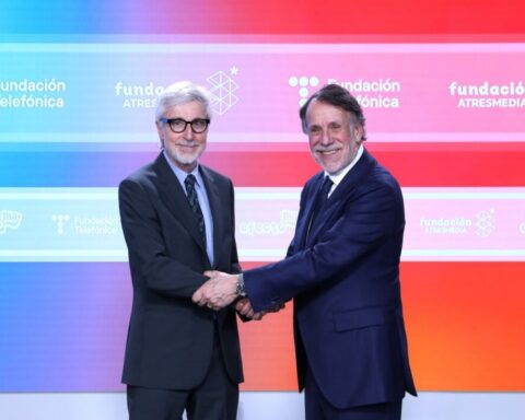 José Creuheras, presidente de Atresmedia y de la Fundación Atresmedia, y Enrique Goñi, presidente de Fundación Telefónica, sellaron el acuerdo de educación digital.