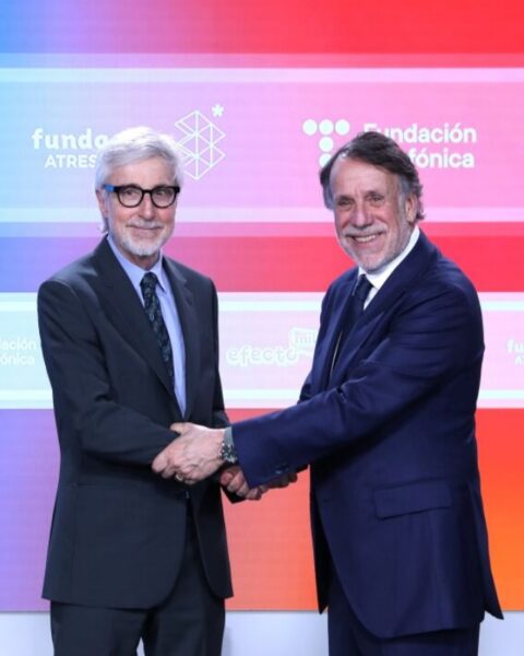 José Creuheras, presidente de Atresmedia y de la Fundación Atresmedia, y Enrique Goñi, presidente de Fundación Telefónica, sellaron el acuerdo de educación digital.