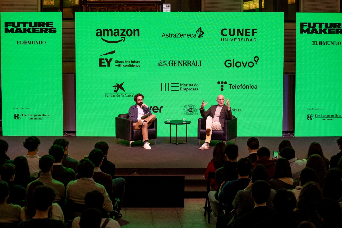 El director de EL MUNDO, Joaquín Manso, durante su entrevista al seleccionador nacional de fútbol, Luis de la Fuente, en Future Makers.