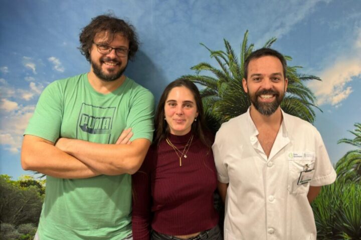Los investigadores Claudio Parolo, Julia Pedreira y Daniel Camprubí, que han participado en el estudio que diseñó el test rápido de malaria.