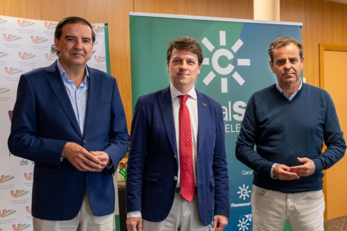 Juan Vargas, Armando Rotea y Juande Mellado en la firma del convenio entre RTVA y la Plataforma Andaluza de Voluntariado.