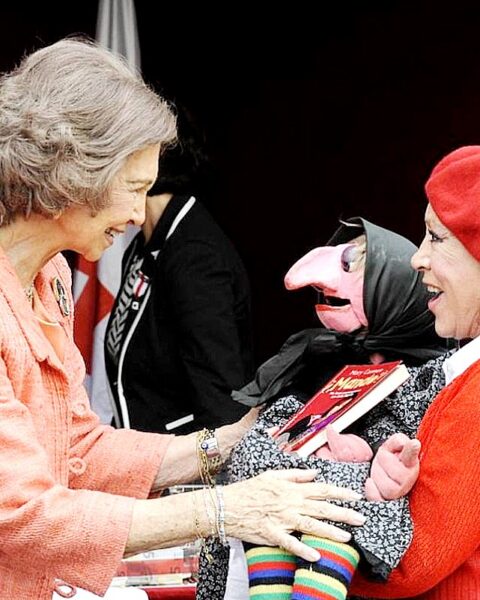 Maricarmen y sus muñecos junto a la reina Sofía