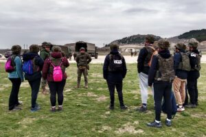 Una jornada de periodismo de guerra en la Academia de Caballería para los estudiantes de la UEMC.