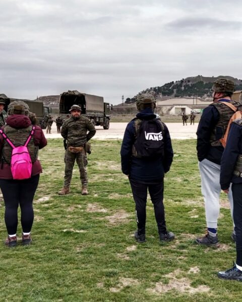 Una jornada de periodismo de guerra en la Academia de Caballería para los estudiantes de la UEMC.