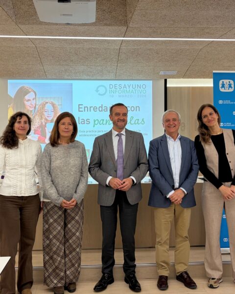 Enredados con las pantallas es una Guía práctica de Aldeas Infantiles S.O.S. para acompañar a la infancia y la adolescencia en una convivencia digital responsable.