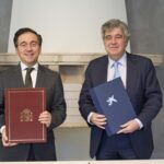 El ministro de Asuntos Exteriores, Unión Europea y Cooperación, José Manuel Albares, y el director general de la Fundación ”la Caixa”, Josep Maria Coronas.