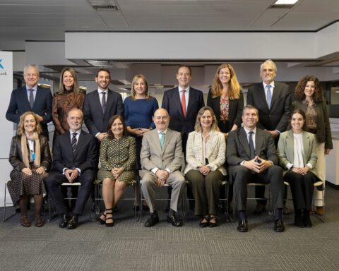 Gonzalo Gortázar, consejero delegado de CaixaBank, con el Comité Consultivo de accionistas en la presentación de resultados 2025.