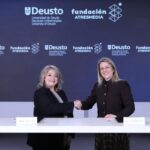 Patricia Pérez, directora general Corporativa de Atresmedia y directora de la Fundación Atresmedia, e Isabel Rubio, decana de la Facultad de Educación y Deporte de la Universidad de Deusto han sellado el acuerdo para lanzar un título en bienestar digital.