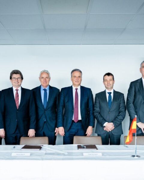Los directivos de Indra y de Diehl en la firma del acuerdo de defensa.