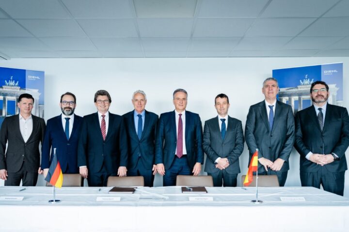 Los directivos de Indra y de Diehl en la firma del acuerdo de defensa.