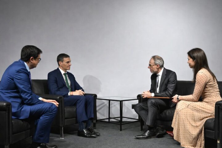 El anuncio de inversión que hizo Amazon ante funcionarios del gobienro español.