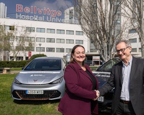 La entrega de los vehículos de SEAT CUPRA en el hospital de Bellvitge.